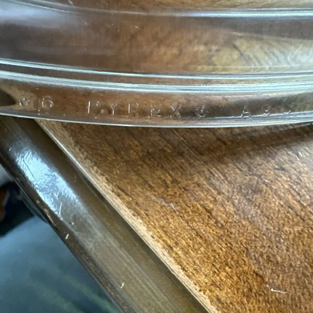 Pyrex vtg 2qt